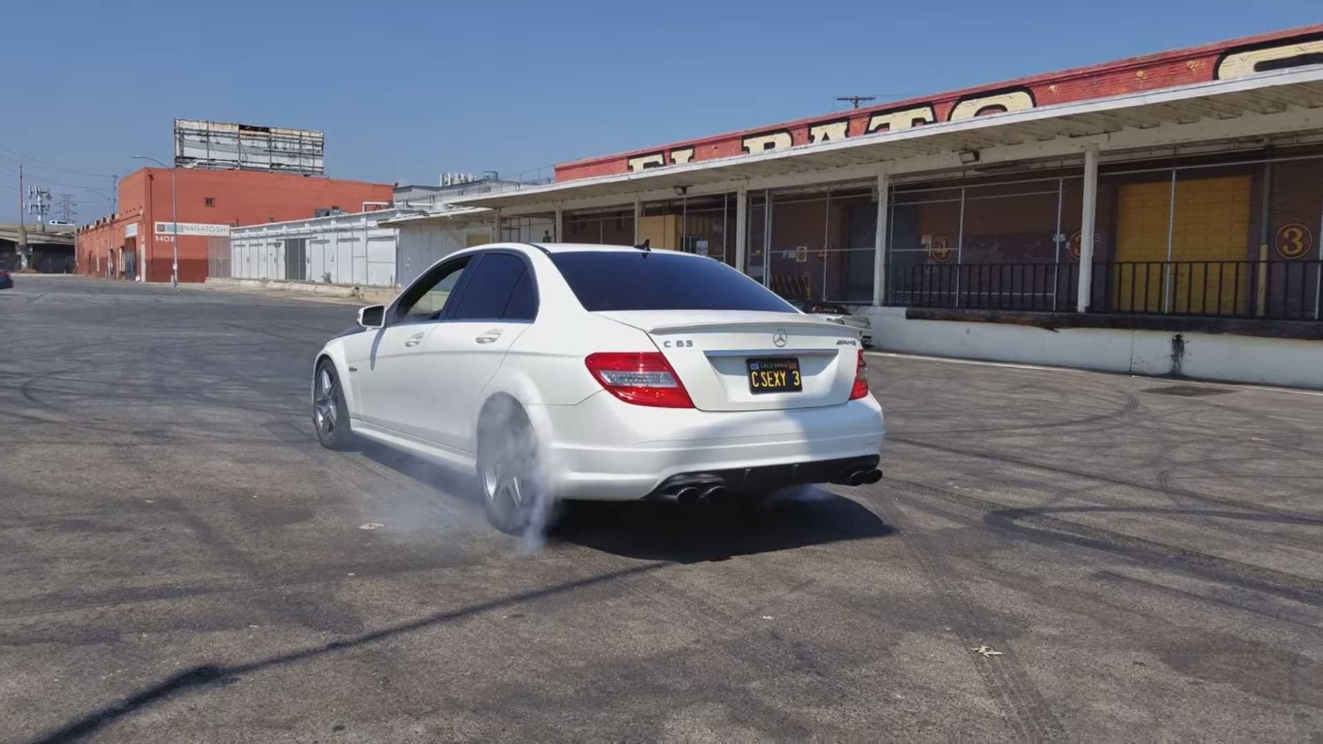 Bo day con trai 9 tuoi ‘dot lop’ Mercedes-Benz C63 AMG gay tranh cai hinh anh