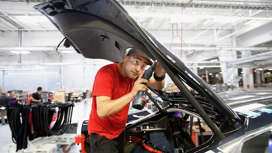 Chay dua san xuat oto dien Tesla, cong nhan bi vat kiet suc hinh anh