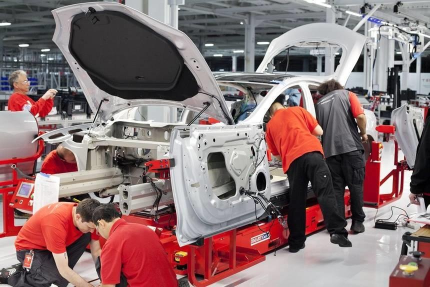 cong nhan Tesla chan thuong lien tuc anh 1