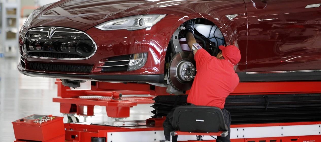 cong nhan Tesla chan thuong lien tuc anh 6