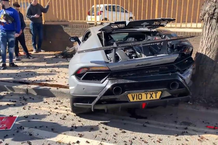 Sau man khoe xe loi, Lamborghini Huracan Performante bi dam hong nang hinh anh