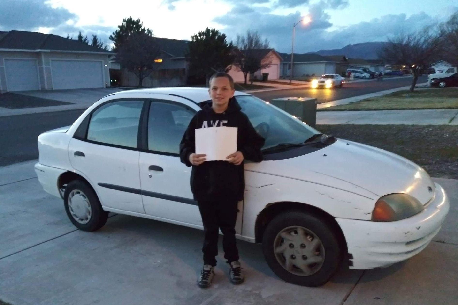 Cau be 13 tuoi tu kiem tien mua oto tang me hinh anh