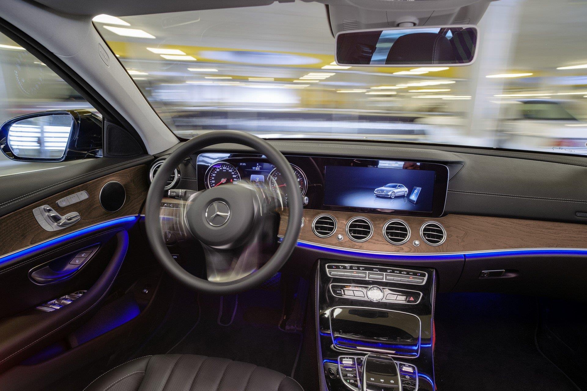 Xe Mercedes-Benz sắp tự lái hoàn toàn trong bãi đỗ ảnh 4 Xe Mercedes-Benz sap tu lai hoan toan trong bai do anh 4