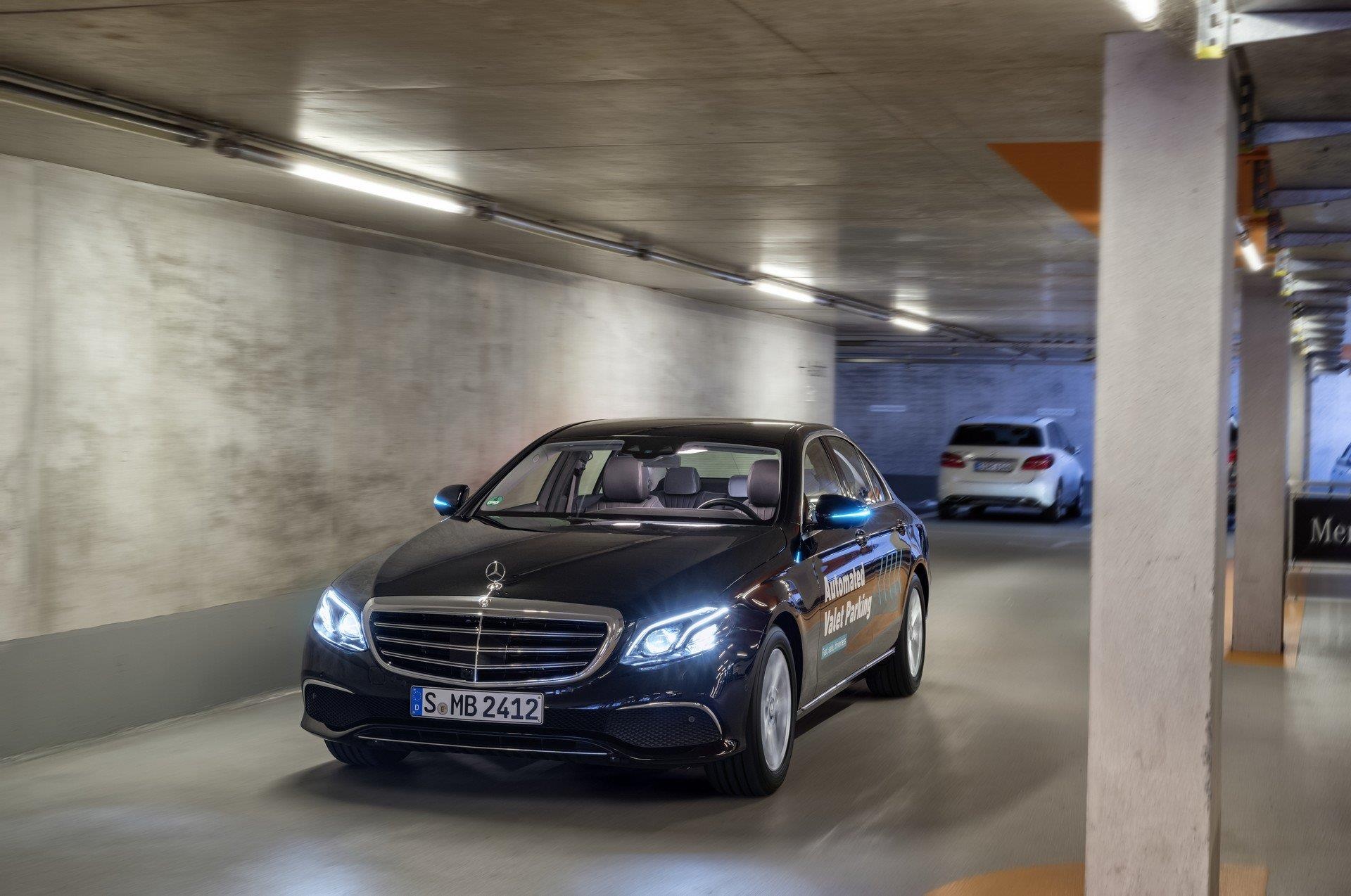 Xe Mercedes-Benz sắp tự lái hoàn toàn trong bãi đỗ ảnh 6 Xe Mercedes-Benz sap tu lai hoan toan trong bai do anh 6