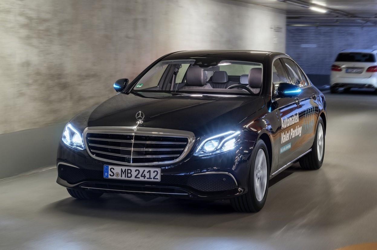 Xe Mercedes-Benz sap tu lai hoan toan trong bai do hinh anh