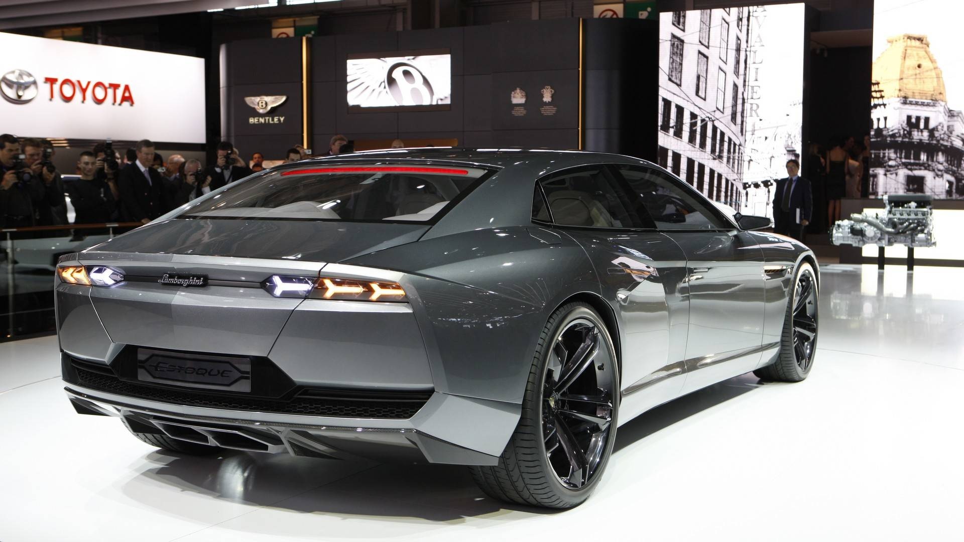 sedan 4 cua cua Lamborghini anh 2