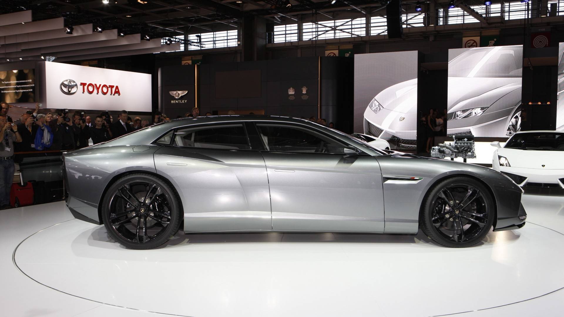 sedan 4 cua cua Lamborghini anh 4