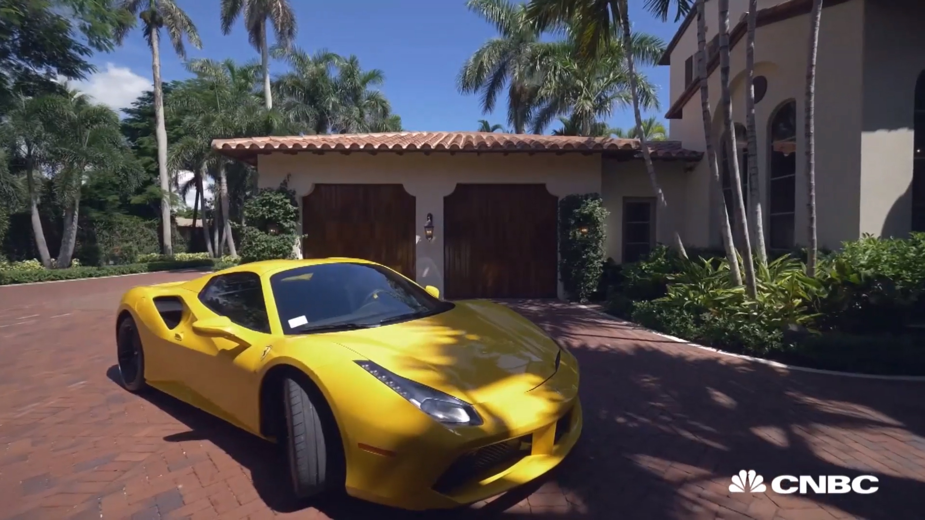 Mua nha duoc tang xe Ferrari anh 2