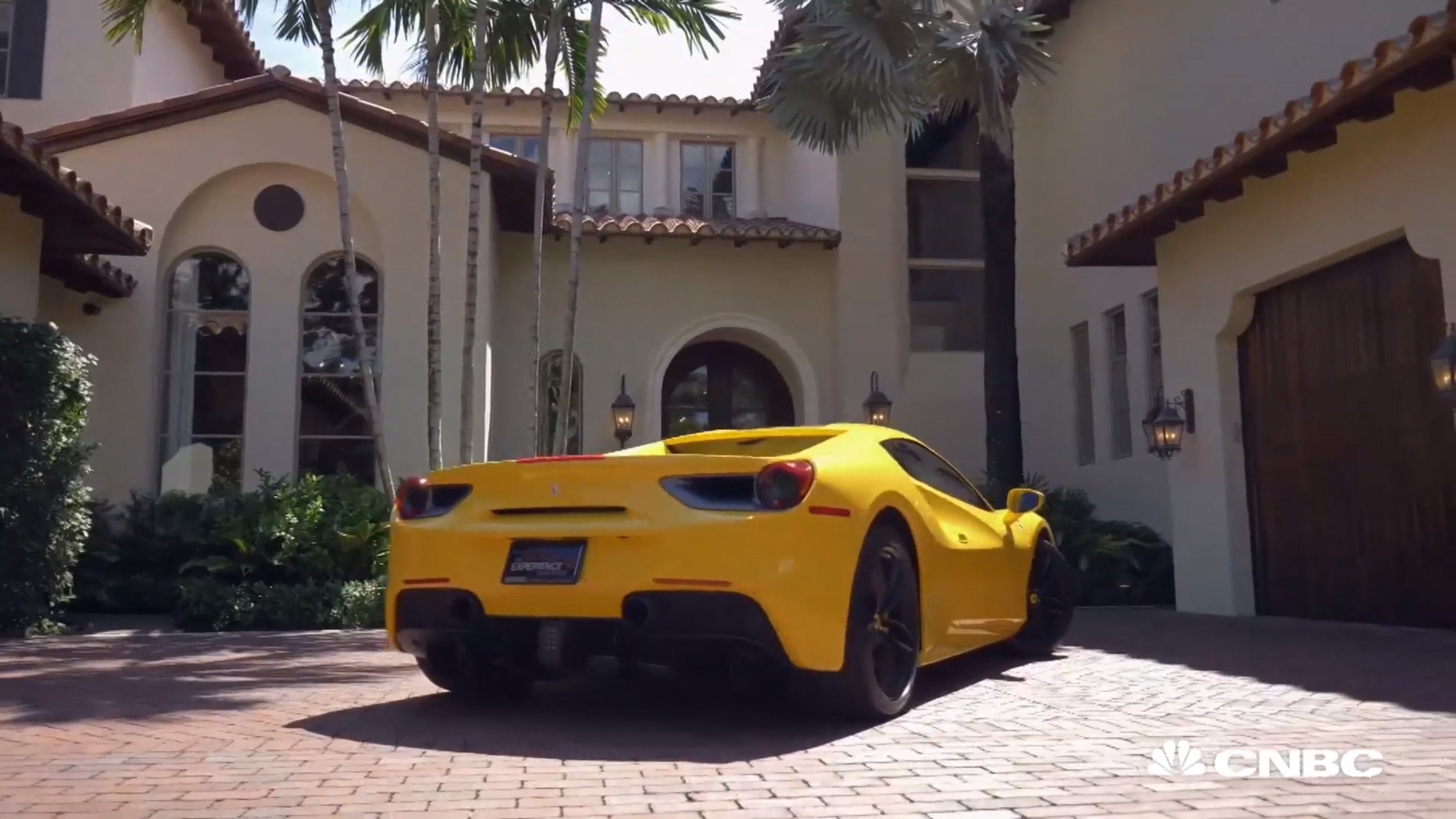 Tang Ferrari va du thuyen khi mua biet thu hinh anh