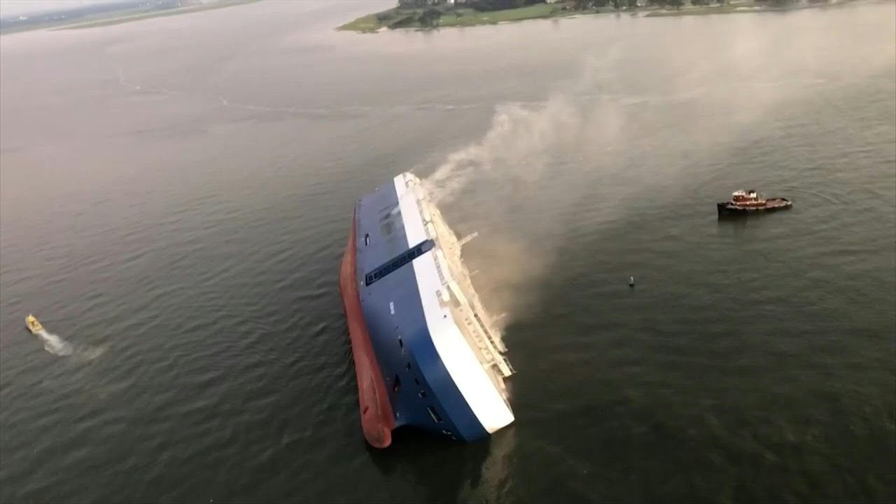 Tau cho oto bi lat anh 5