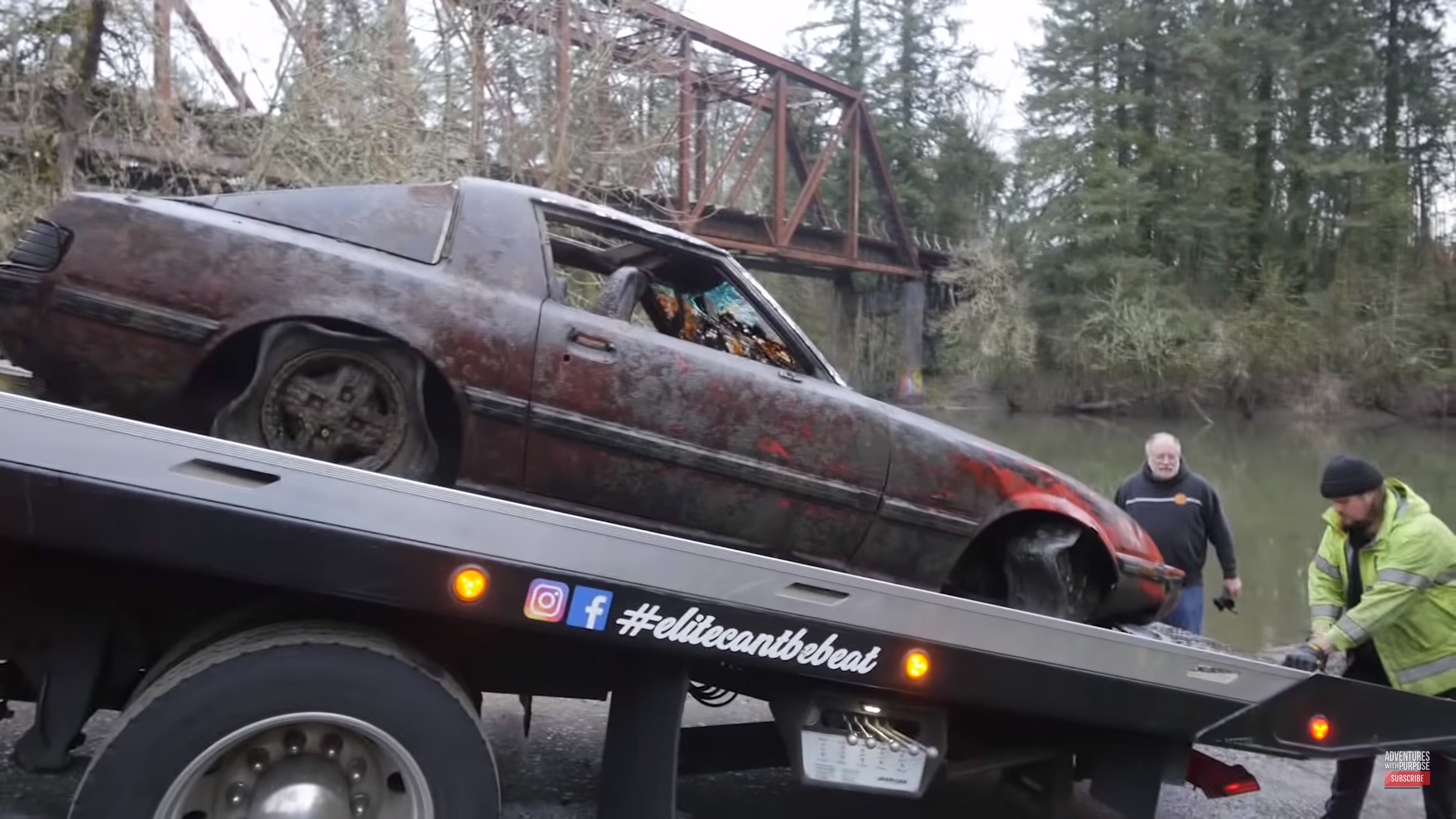 YouTuber vot duoc Ford Mustang va Mazda RX-7 chim duoi song nhieu nam hinh anh