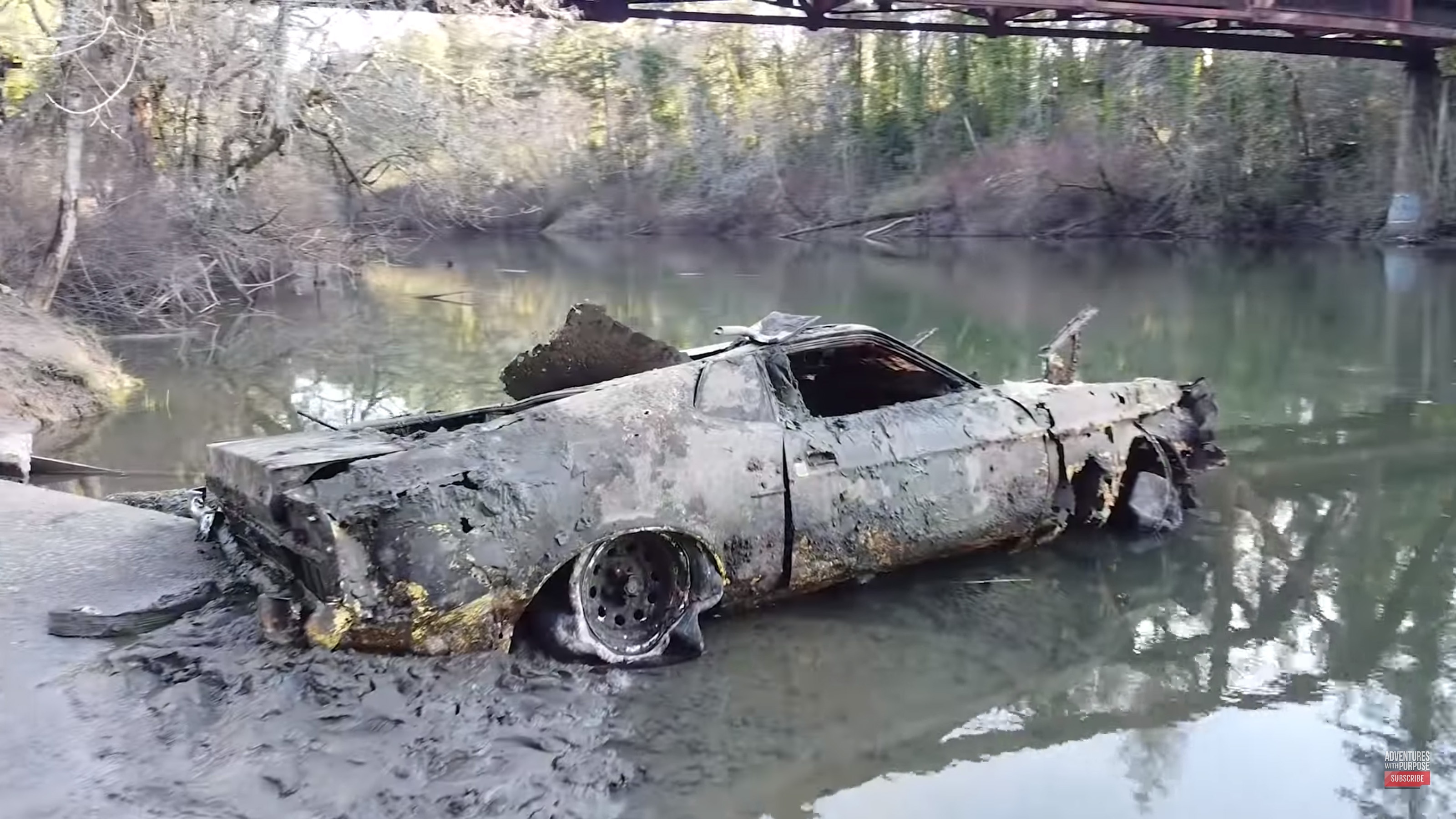 Phát hiện Ford Mustang chìm dưới nước ảnh 3 Phat hien Ford Mustang chim duoi nuoc anh 3