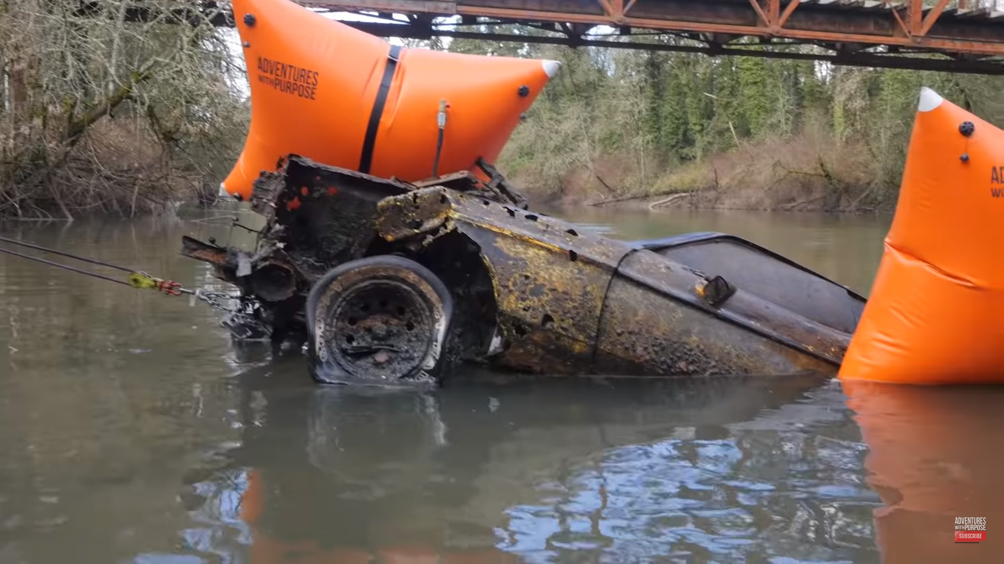 Phát hiện Ford Mustang chìm dưới nước ảnh 4 Phat hien Ford Mustang chim duoi nuoc anh 4