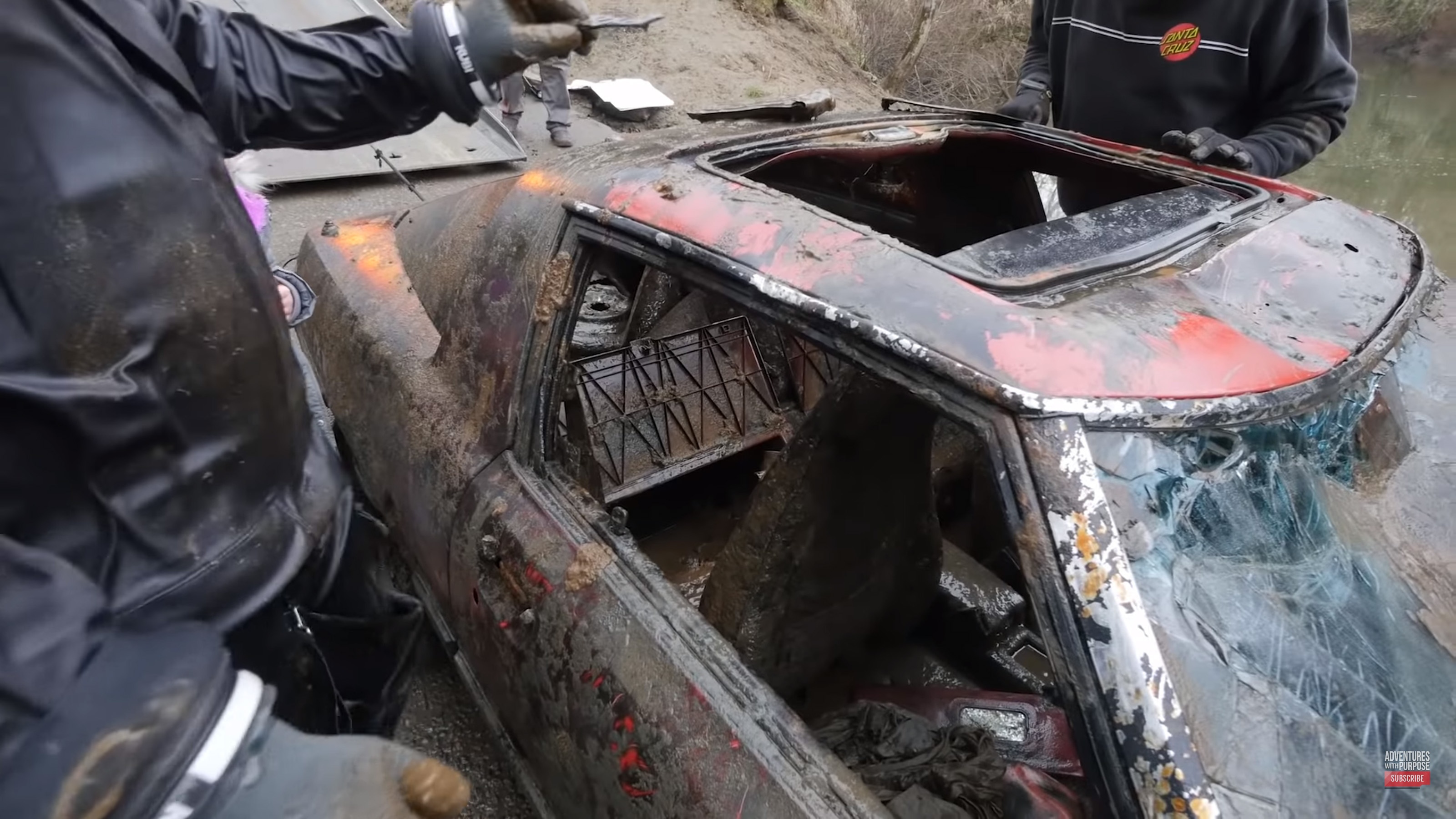 Phát hiện Ford Mustang chìm dưới nước ảnh 5 Phat hien Ford Mustang chim duoi nuoc anh 5