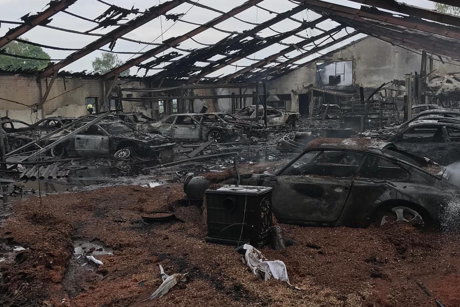 Chay xuong do, nhieu oto bi thieu rui hinh anh