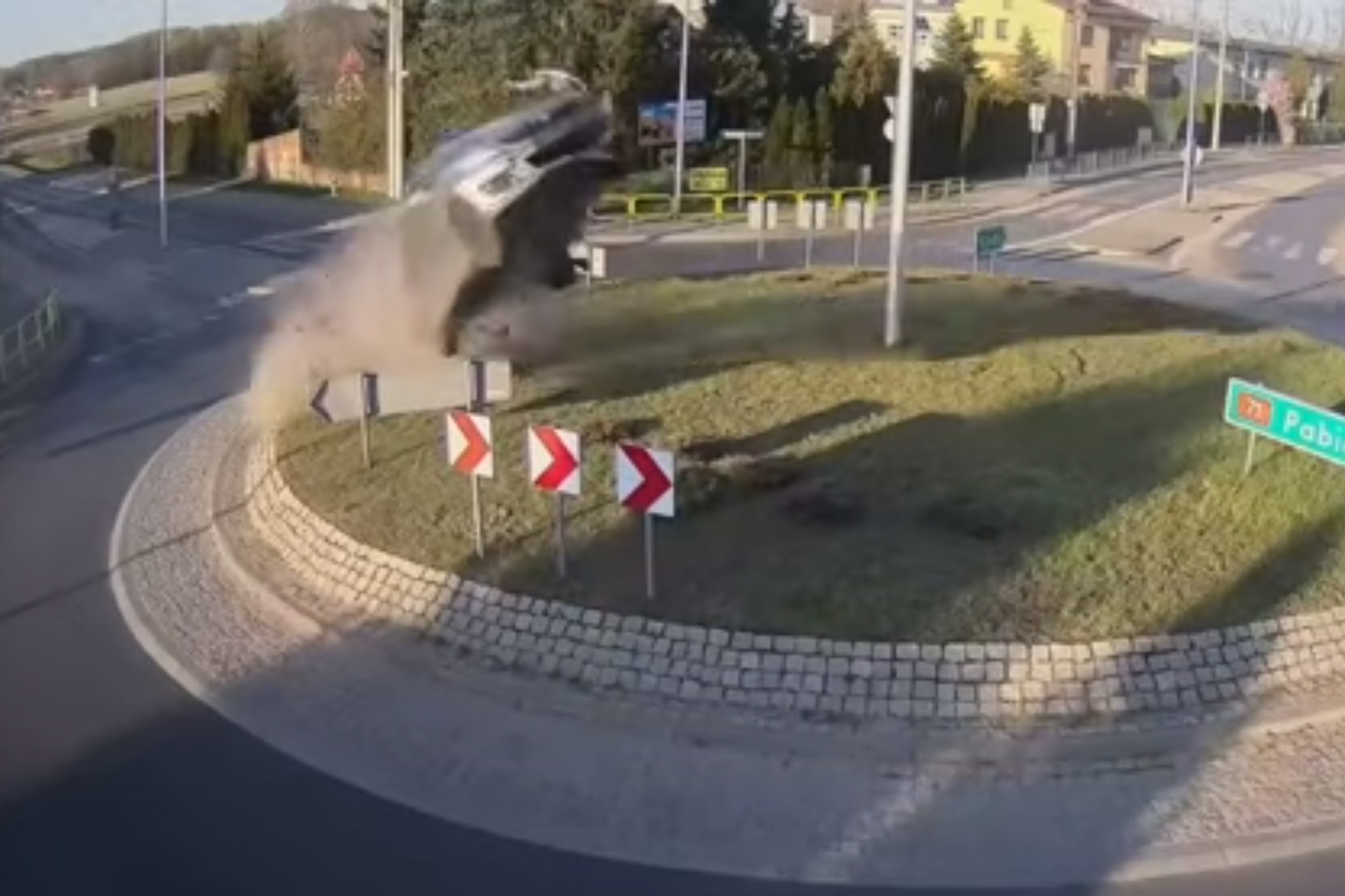 Suzuki Swift dam vao vong xuyen roi bay len khong trung hinh anh