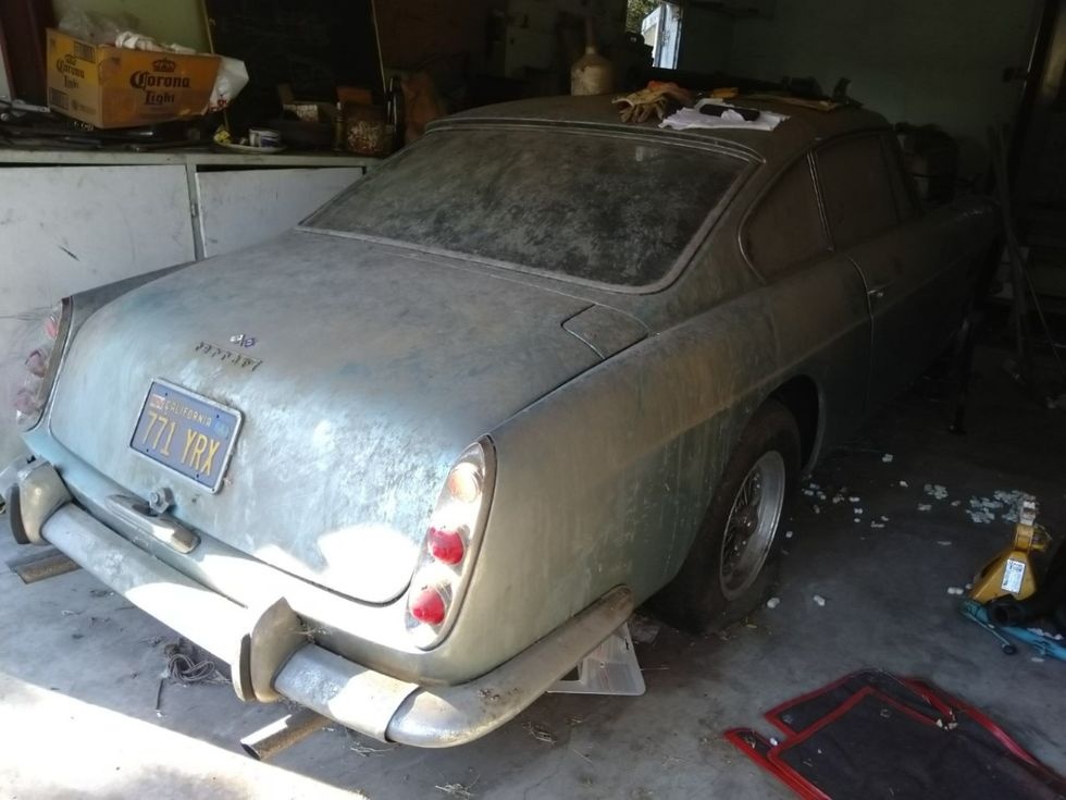 Xe co Ferrari van co gia 265.000 USD sau 40 nam bi bo hoang hinh anh