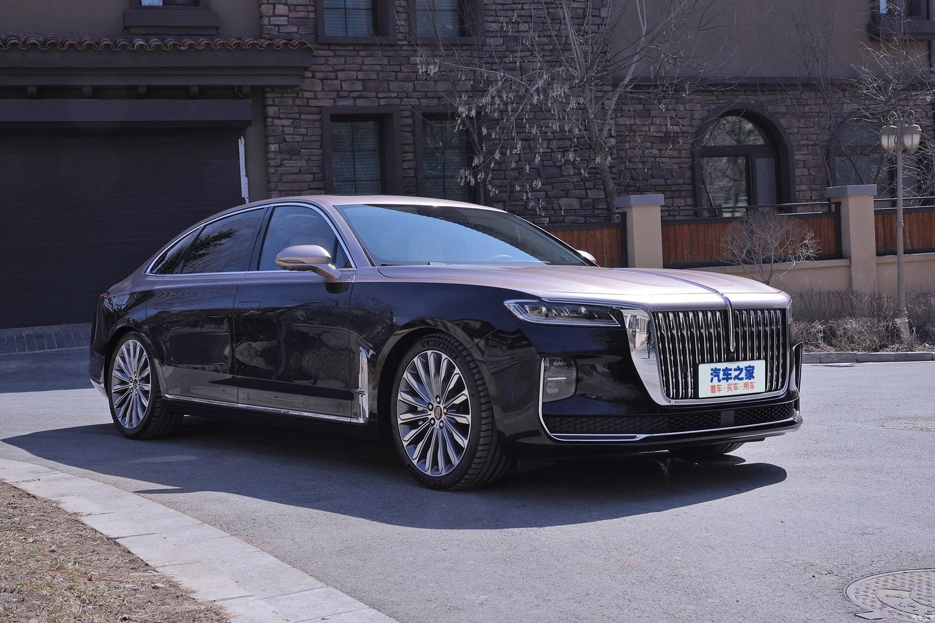 Xe sang Trung Quoc Hongqi H9 lai giua Maybach, Rolls-Royce va Cadillac hinh anh