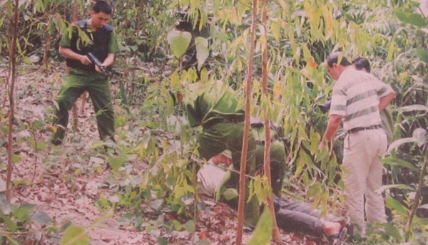 Canh sat truy na gop binh yen mua xuan hinh anh