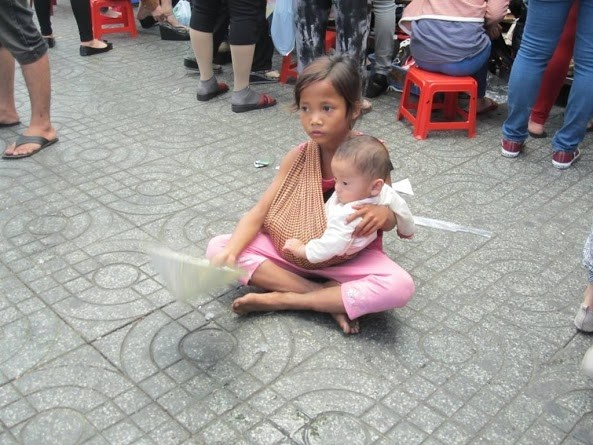 Nhuc nhoi me loi dung con nho di an xin hinh anh