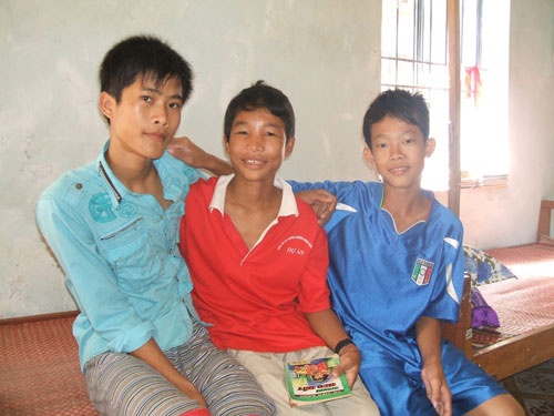 Cau be Hao Anh duoc trao tien ho tro cua cac nha hao tam hinh anh