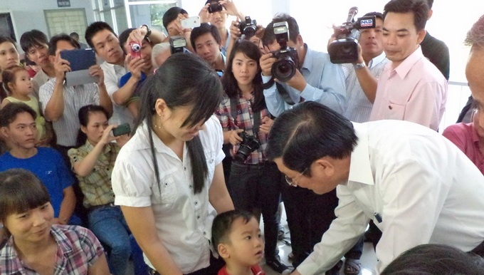 Mung 1 Tet, Chu tich nuoc nghe cong nhan ngheo tam su hinh anh