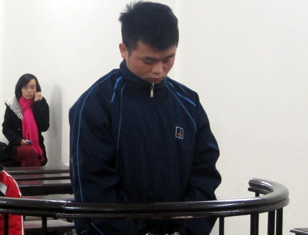 Pho truong cong an xa bi trai lang dam vao mat hinh anh