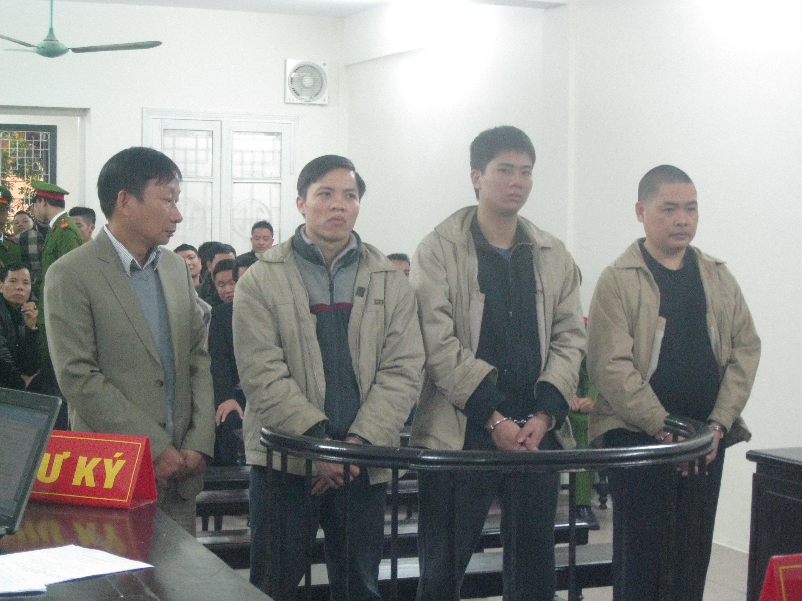 Xu nhom danh dap chu buon xe may trong nha nghi hinh anh