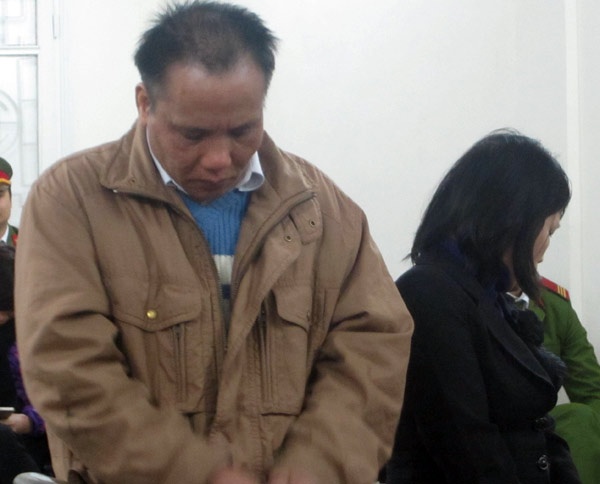 Nguoi dan ong ngoai tinh nem min doa hang xom hinh anh