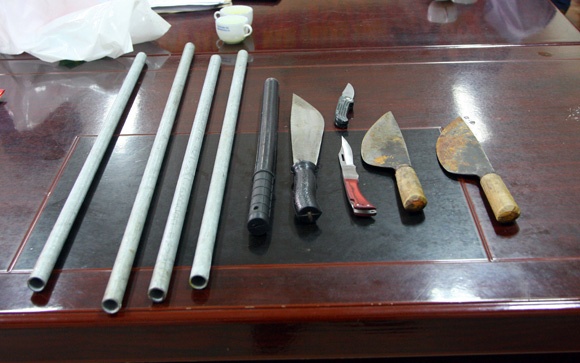 Nam sinh dam canh sat trong thuong hinh anh