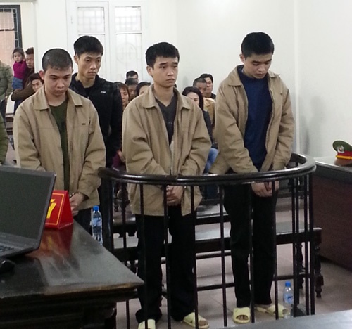 Chu no hanh hung nguoi dan ong ham ca do bong da hinh anh