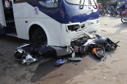 Xe khach mat lai, lao vao dam dong tai giao lo hinh anh