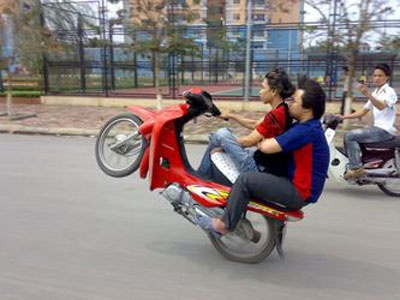 Hang tram thanh nien tu tap dua xe tren duong cao toc hinh anh