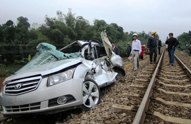 Va cham voi tau hoa, 2 cong an huyen thiet mang hinh anh