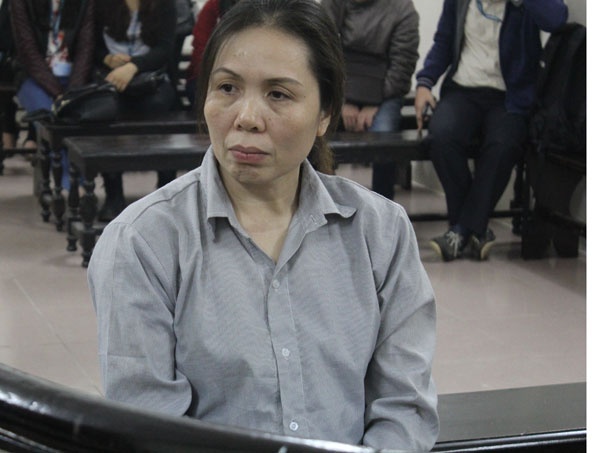 Nguoi phu nu bat chuoc manh tieu thu tien gia cua ban tu hinh anh