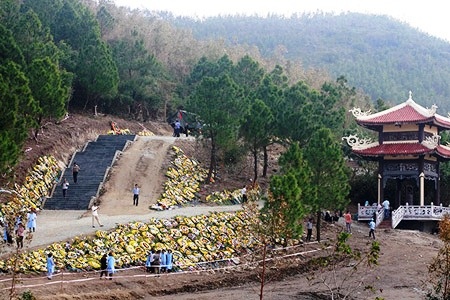 Xay nha ga duong sat gan khu mo Dai tuong hinh anh