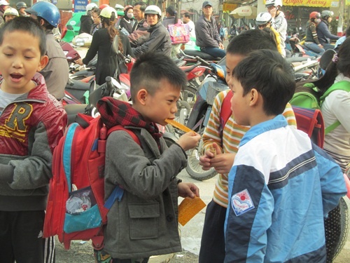 Học sinh ăn sản phẩm 