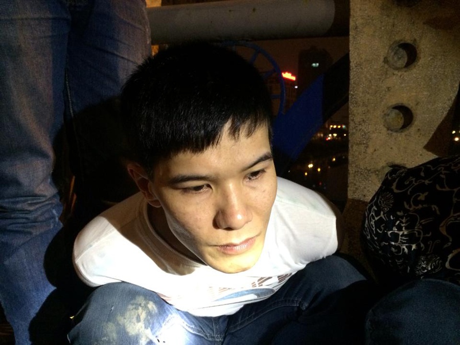Canh sat 141 bat ke giau heroin trong tat chan hinh anh