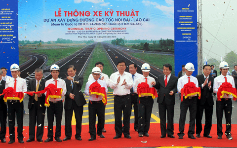 Bộ Trưởng Đinh La Thăng và lãnh đạo các tỉnh Vĩnh Phúc, Phú Thọ, Lào Cai, Yên Bái cắt băng lễ thông xe thêm 30 km của cao tốc Nội Bài - Lào Cai.