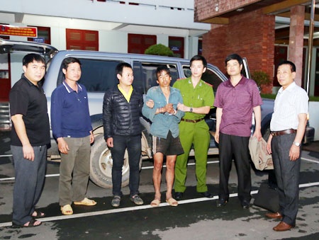 Tổ công tác đã dẫn giải đối tượng Chè Văn Sung (áo xanh đứng giữa) từ Lai Châu về Sơn La.