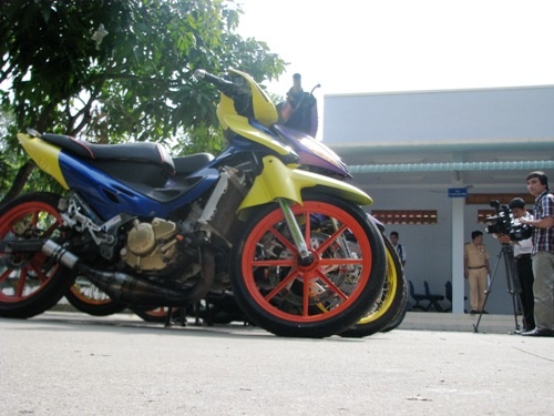 Bat mot ve si chuyen… trom xe hinh anh