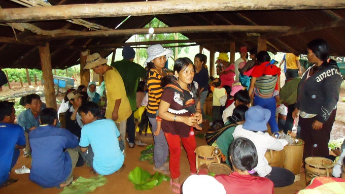 Gia đình tổ chức mai táng cho em Y Tâm.