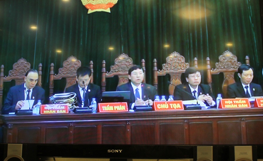 HĐXX đang kiểm tra căn cước