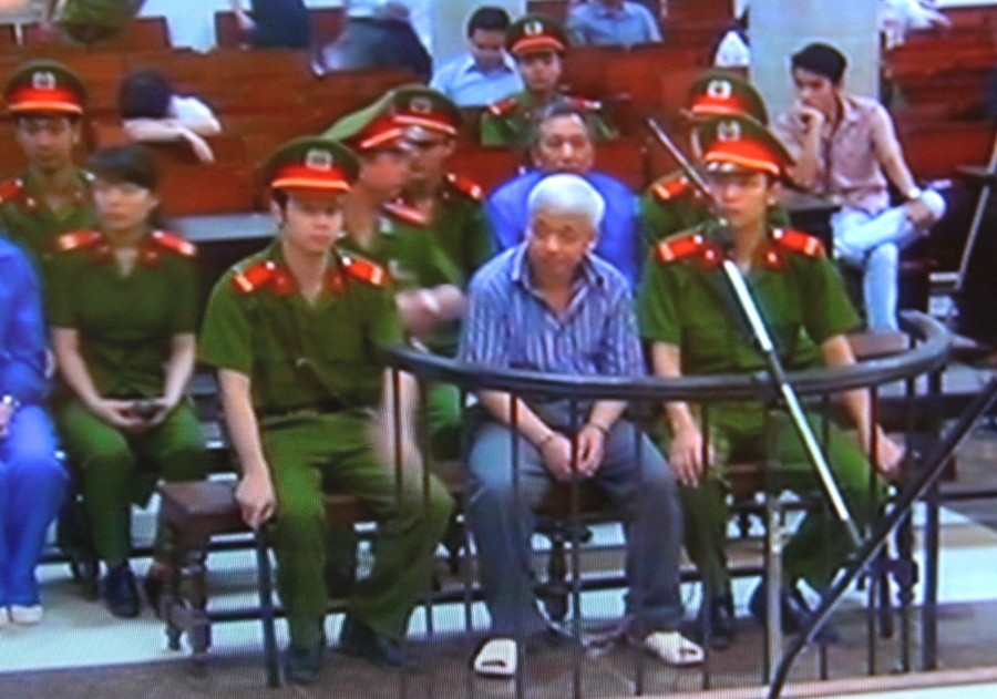 Khoảng 8h, bầu Kiên cùng các đồng phạm được đưa vào phòng xử. Ảnh: Đỗ Mến.