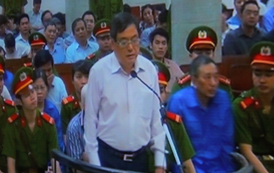 9h, HĐXX vẫn đang kiểm tra căn cước các bị cáo. Trong ảnh là bị cáo Lê Vũ Kỳ. Ảnh: Đỗ Mến.