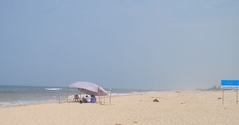 Ru nhau tam bien, 8 sinh vien gap nan hinh anh