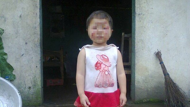 Be gai 2 tuoi chay xem mat, khong co tien di vien hinh anh
