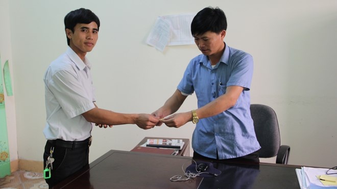 Nhat duoc vong vang, Pho Bi thu Doan tim nguoi danh roi hinh anh