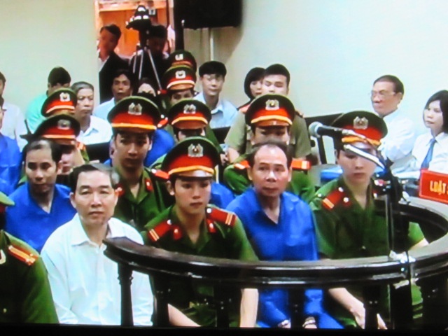 Phiên tòa xét xử phúc thẩm Dương Chí Dũng và các đồng phạm bắt đầu với phần tiến hành kiểm tra căn cứ.