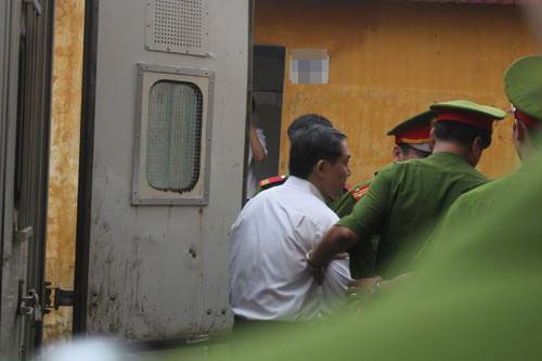 Dương Chí Dũng được dẫn giải từ xe thùng vào bên trong.